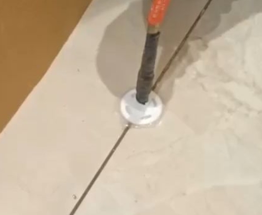 永州瓷砖空鼓维修公司专业解答瓷砖在铺贴过程中，如果没有涂抹均匀到位的粘结材料（如水泥砂浆或瓷砖胶），可能会导致以下问题