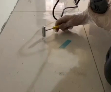 永州瓷砖开裂维修公司专业分享瓷砖在铺贴前如果没有沥干水分，将会导致以下问题